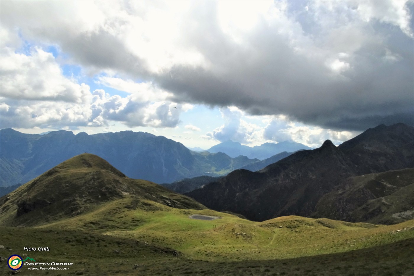 81 Dalla Bocchetta Triomen (2205 m) vista sul Monte Avaro.JPG